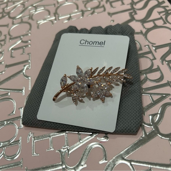 Beautiful Brooch, gold color, NEW - Picture 3 of 3